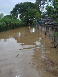 น้ำท่วม 7.jpg - เทศบาลตำบลสันป่าตอง ดำเนินการให้ความช่วยเหลือประชาชนที่ได้รับผลกระทบจากสถานการณ์ฝนตกอย่างต่อเนื่อง | https://www.sanpatong.go.th